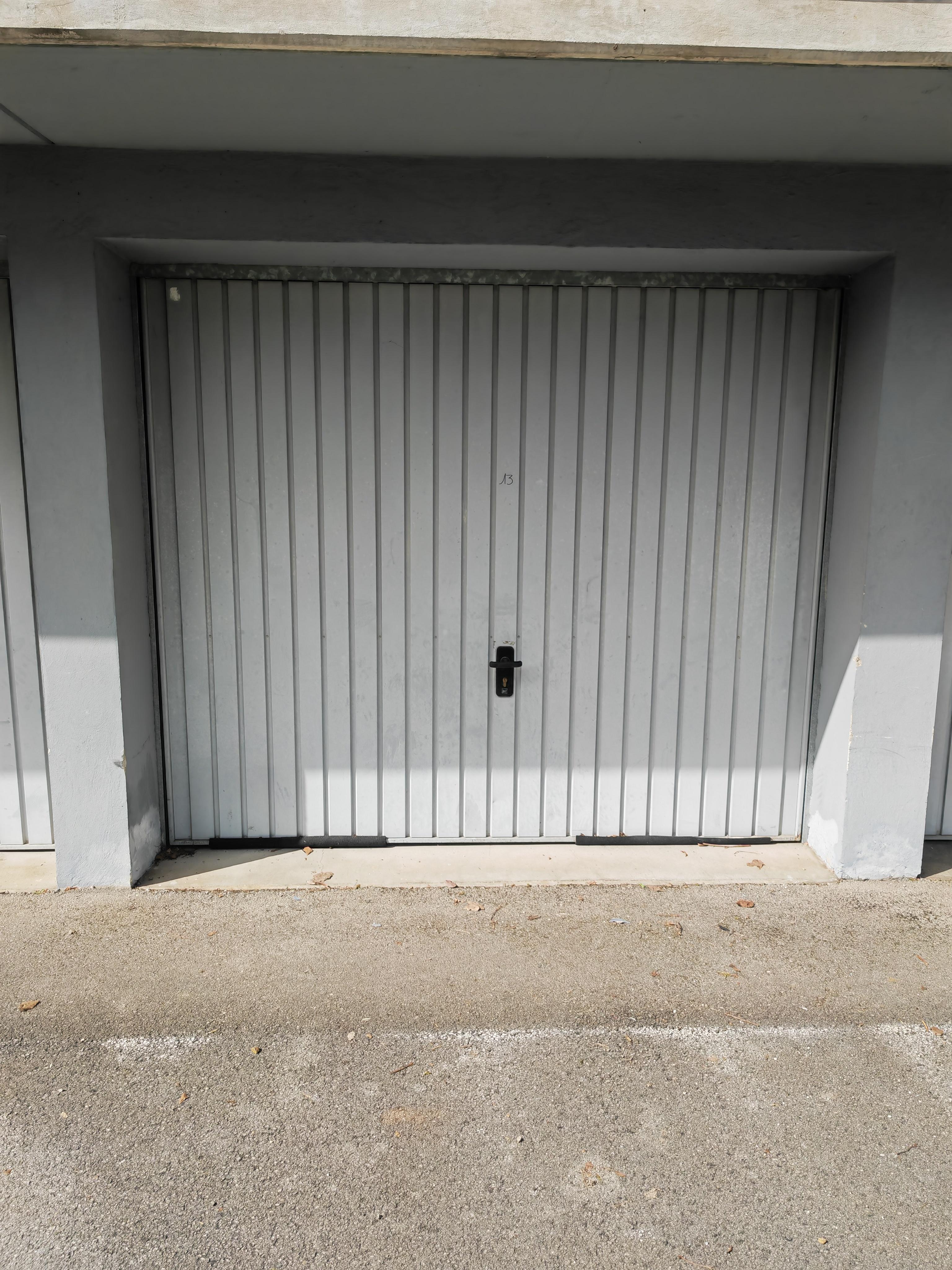 Grand garage à louer de 17m² envirion