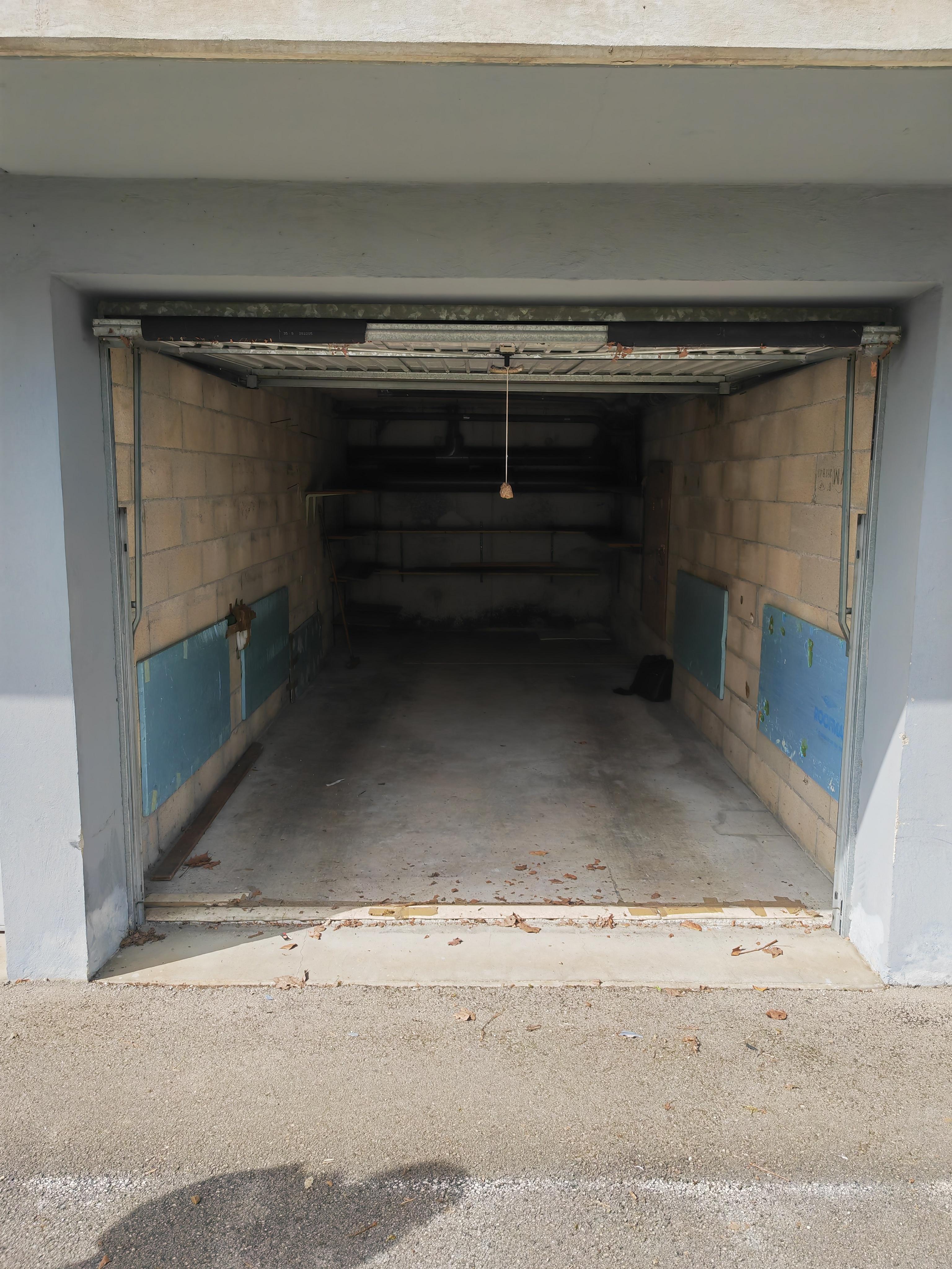 Grand garage à louer de 17m² envirion