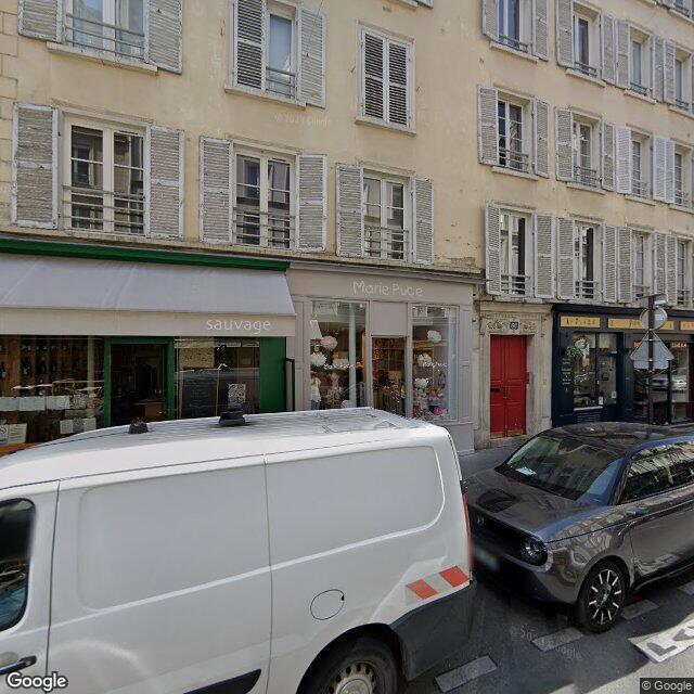 Cave/box/stockage/garage éclairé et aménagé avec étagères de rangement