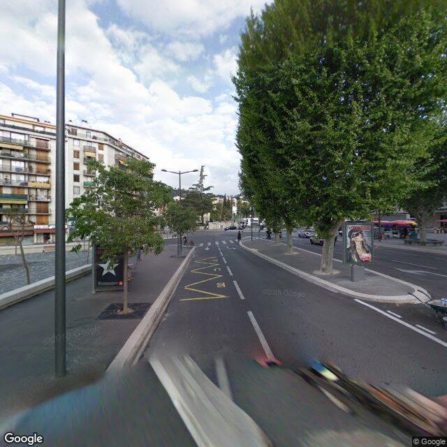 Local de plein pieds, stationnements moto et petit